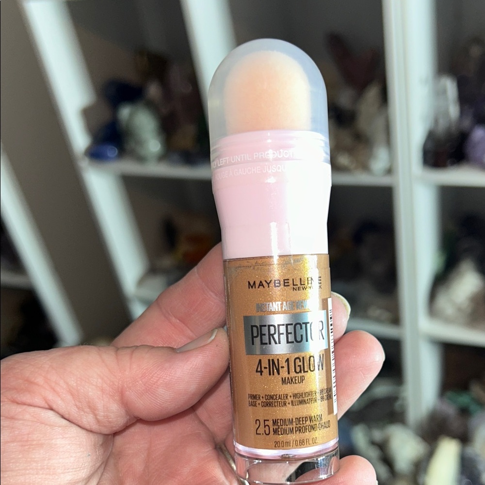 Maybelline 4-in-1 Glow Makeup - Medium-Deep (Golden Beige)